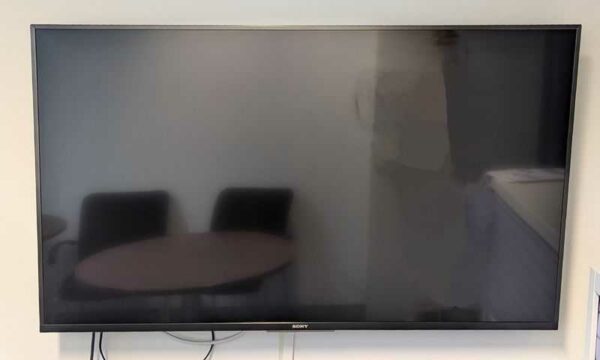 Moniteur 49 pouces de marque SONY modèle FW-49BZ35F vendu avec attache murale. Localisation : 2 est (2230)