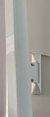 Paire d’enceintes colonnes de marque AUDAC avec attache murale. Localisation : 7 est (conseil)