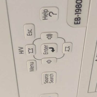 Vidéo projecteur de marque EPSON modèle EB-1980WU. Localisation : 7 est (7502)