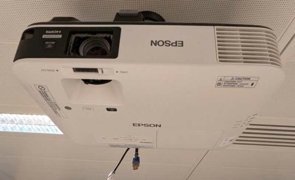 Vidéo projecteur de marque EPSON modèle EB-1980WU. Localisation : 6 est (6002)