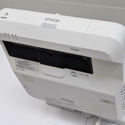 Vidéo projecteur de marque EPSON modèle EB1450UI, 3LCD WUXGA. Localisation : 4 est (4004)