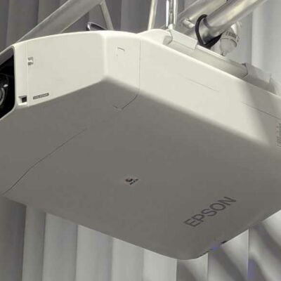 Video projecteur de marque EPSON modèle EB-Z10000U. Localisation : 7 est (audit)