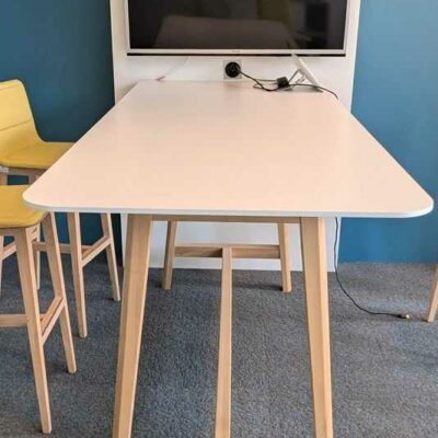 Table haute adossée en bois laqué blanc et pieds en bois naturel avec prise éléctrique intégréee. H 185 cm, diam table 105 x 200 x 90 cm. Localisation : 5 est