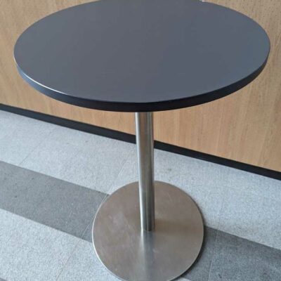 2 mange-debouts, plateau rond en bois stratifié gris anthracite reposant sur un pied colonne en acier chromé. 113 x 80 cm. Localisation : rdc hall