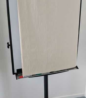 Paperboard divers modèles. 60 unités. Vendu à l’unité avec faculté de réunion. Localisation : tous étages