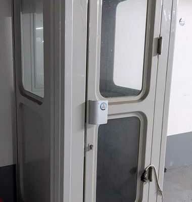 Cabine de gardiennage avec tablette et radiateur. 225 x 100 x 100 cm. Localisation : ssol -1 parking