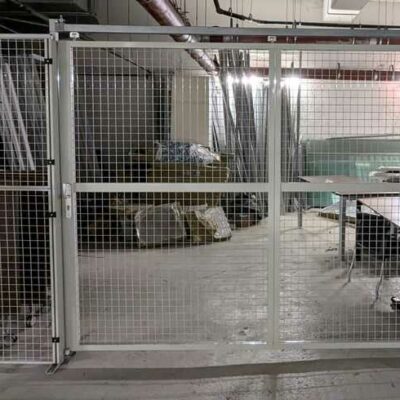 Cage en acier grillagé comprenant 5 panneaux, 5 piliers et 1 porte coulissante. H: 22 cm. L panneau : 150 cm. Largeur porte 280 cm. Système de rail suspendu + arrière ( H 150 cm Largeur 100 cm). Localisation : ssol -1 parking