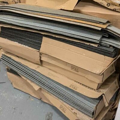 Lot d’environ 46 cartons de 5 m2 moquettes de marque Tecson ou Milliken, dalles carrées ou rectangulaires (voir détails sur photos). Localisation : ssol -1 telecom n°2