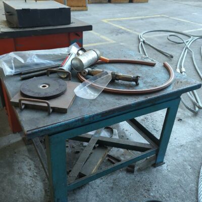 Table de travail en métal. 68 x 105 x 58 cm