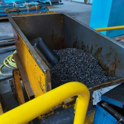 Benne de manutention basculante de marque Labruche sur roulettes. 108 x 118 x 61 cm. Volume 250 litres