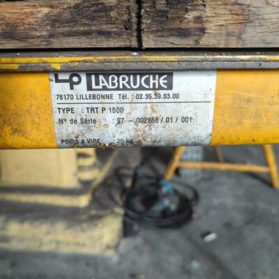 Tréteau en acier laqué jaune et poutre de marque Labruche. Charge max 1500 kg. 80 x 100 cm. 4 unités