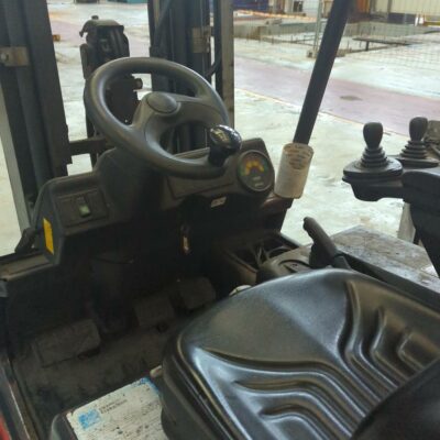 Chariot élévateur électrique de marque Fenwick une tonne 6 modèle E16C Mât duplex hauteur de levée 4 mètres. Vendu avec son chargeur électrique. Hauteur mât 470 cm tdl. Vendu en l’état , non testé.