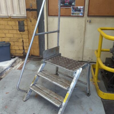 Petite plateforme individuelle de marque Aba en aluminium à 3 marches. 163 x 69 x 90 cm. 2 unités vendues avec faculté de réunion.