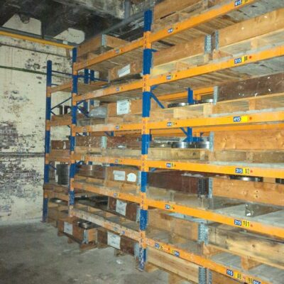 8 racks à palettes de marque Duwic largeur d’une baie 320 cm hauteur 400 cm.