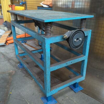 Etabli à plateau sur ressort. Charge max 400 kg. 103 x 122 x 61 cm