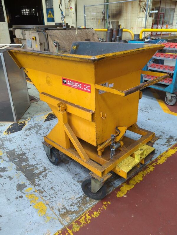 Benne basculante de marque Labruche en acier laqué jaune. Poids à vide 107 kg. Charge utile 1000 kg