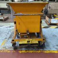 Benne basculante de marque Labruche en acier laqué jaune. Poids à vide 107 kg. Charge utile 1000 kg – Image 2