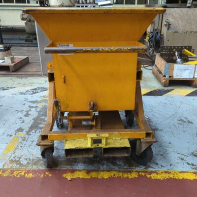 Benne basculante de marque Labruche en acier laqué jaune. Poids à vide 107 kg. Charge utile 1000 kg