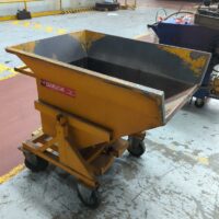Benne basculante de marque Labruche en acier laqué jaune. Poids à vide 107 kg. Charge utile 1000 kg – Image 3