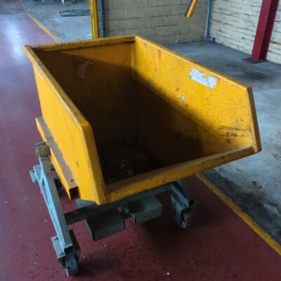 Benne sur roulettes de marque Labruche. Charge utile 1000 kg.