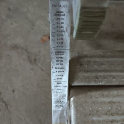 Plateforme sur 2 roulettes à 2 marches de marque ABA. Charge maxi 200 kg. 161 x 72 x 90 cm.
