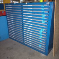 2 armoires métalliques de marque Lista ouvrant à 18 tiroirs. 146 x 90 x 71 cm chaque (largeur totale : 184 cm) – Image 2