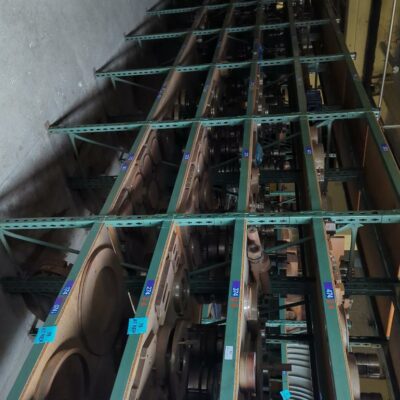 16,7 mètres linéaires de rayonnage en acier laqué vert, plateaux en bois. Hauteur 225 cm. Profondeur : 50 cm. Largeur :
 423 + 418 + 415 (x 2 / recto verso)