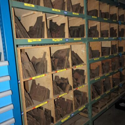 7,3 mètres linéaires de rayonnage, plateaux aménagés en casiers. Hauteur 232 cm. Profondeur 50 cm. Largeur : 105 + 210 + 210 + 210.