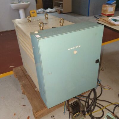 Transformateur d’isolement de marque Legrand type 7920AA. 83 x 110 x 60 cm. (bât 30)
