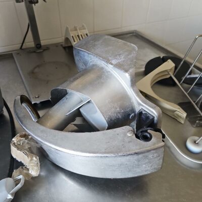Robot coupe de marque Dito Sama modèle TRS. Vendu avec disques et accessoires.