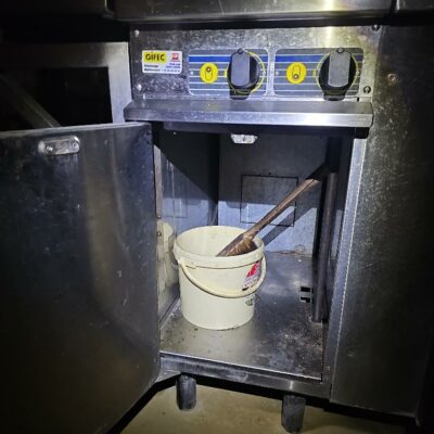 Piano à gaz 2 feux de marque Bonnet vendu avec un meuble à hauteur d’appui et une étagère rétractable en inox alimentaire.