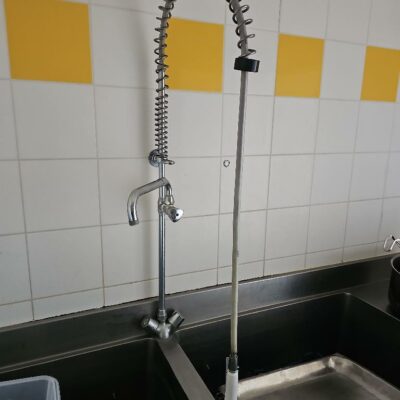 Plonge en inox alimentaire deux bacs avec son mélangeur et sa douchette. largeur 2 M 70 profondeurs 70 cm.