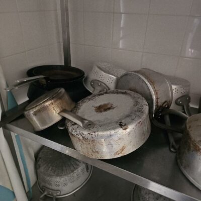 Lot de casseroles , poêles, égouttoirs, bacs gastro, égouttoir gastro, fouet et divers plaques en nylon alimentaire.