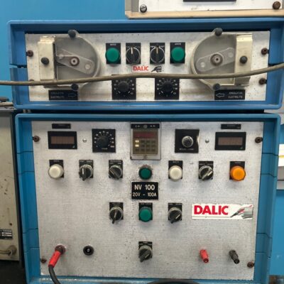 Vireur positionneur Dalic matricule 999997 54x52x27 cm et transformateur Dalic 230v 40x54x40 cm et Générateur Dalic 230v 38x54x45 cm et Dalipompe Dalic 230v 17x54x35 cm vendu avec meuble sur roulettes 88x120x75 cm