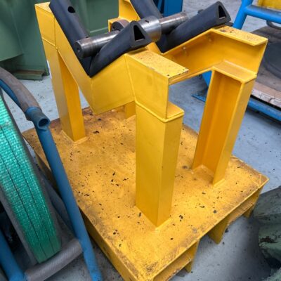 Porte-pièce d’usinage en métal jaune. 70 x 80 x 60 cm