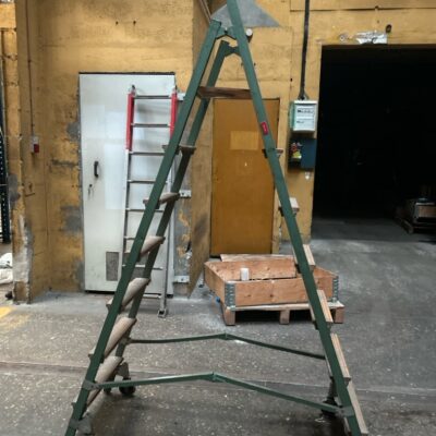 Escabeau double métallique pliable vert 7 marches en bois sur roulettes. 220 x 143 x 42 cm