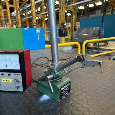 Support de hauteur de précision de marque Federal modèle 2400 avec boîtier Feinpruf millitron 230v. 2 unités. Vendu avec faculté de réunion
