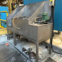 Bac de lavage métallique 2 cuves avec pompe centrifuge de marque KSB modèle Lubricoupe. 140 x 170 x 45 cm – Image 2