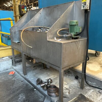 Bac de lavage métallique 2 cuves avec pompe centrifuge de marque KSB modèle Lubricoupe. 140 x 170 x 45 cm