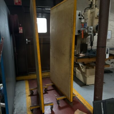 2 paravents d’atelier métalliques jaunes sur roulettes. 220 x 127 x 50 cm (bât 30)