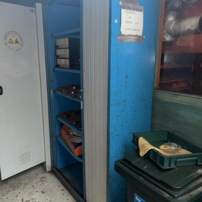 Armoire métallique bleue à 2 portes coulissantes et 5 étagères. 200 x 120 x 43 cm (mezza)