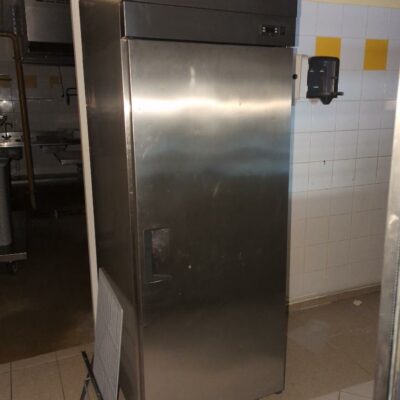Armoire réfrigérée positive en inox alimentaire à une porte de marque LTH modèle Universal 700TN.  200 x 70 x 80 cm