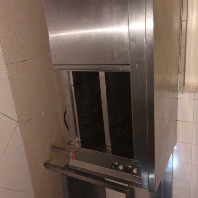 Meuble de maintien au chaud en inox alimentaire ouvrant par deux portes coulissantes de marque Guyon type F1. 97 x 160 x 70 cm.