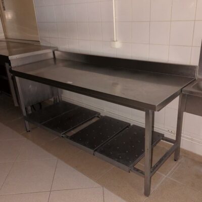 Table de préparation adossée en inox alimentaire avec plaques égouttoirs en partie basse. 95 x 190 x 70 cm.
