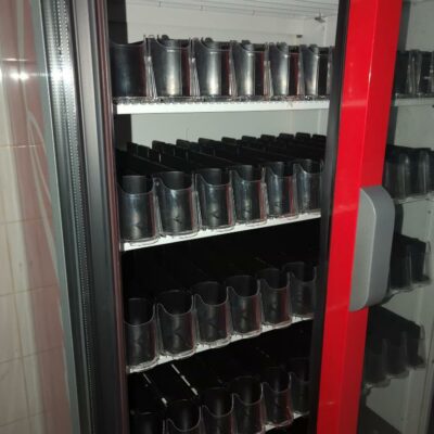 Distributeur de boissons de marque Frigo glass, siglé Coca Cola ouvrant par deux portes. 200 x 89 x 74 cm.