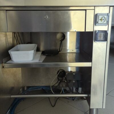 Meuble de caisse en inox alimentaire, prises électriques, un tiroir en ceinture. 92 x 82 x 150 cm.