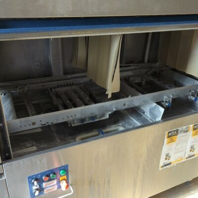 Lave vaisselle professionnel de marque Hobart modèle cs-ead avec chemin de convoyage. On y joint des paniers en nylon (dans réserve boitage)