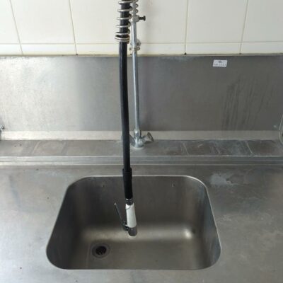 Plonge adossée un bac en inox alimentaire avec douchette. 170 x 120 x 80 cm