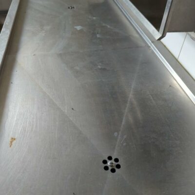 Table égouttoir en inox alimentaire à 4 siphons. 90 x 460 x 71 cm.