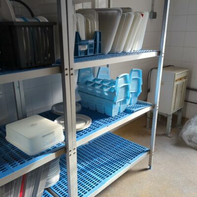 5 mètres linéaires de rayonnage en nylon alimentaire à 4 niveaux. Hauteur 174 cm. Profondeur 62 cm.